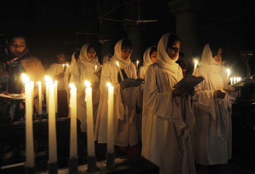 Fehérbe öltözött lányok a karácsonyi "fehér istentiszteleten"