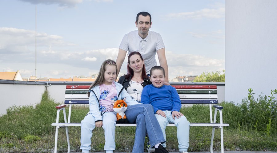 Major Ádi Duchenne-féle izomsorvadás kisfiú és családja (Major Viktória és Major Ádám, valamint testvére, Major Zsófia Emma) 2025 május - Fotó: Sebestyén László