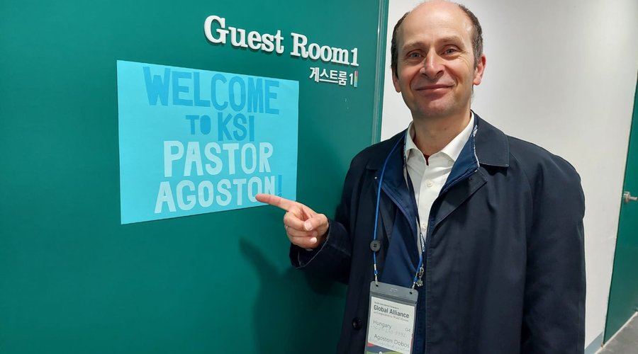Dobos Ágoston lelkipásztor bizonyságtevőként a Világmissziós Konferencián