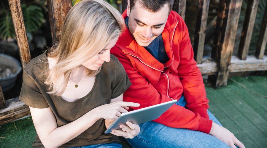 couple-using-tablet-bridge_stockphoto_Freepik