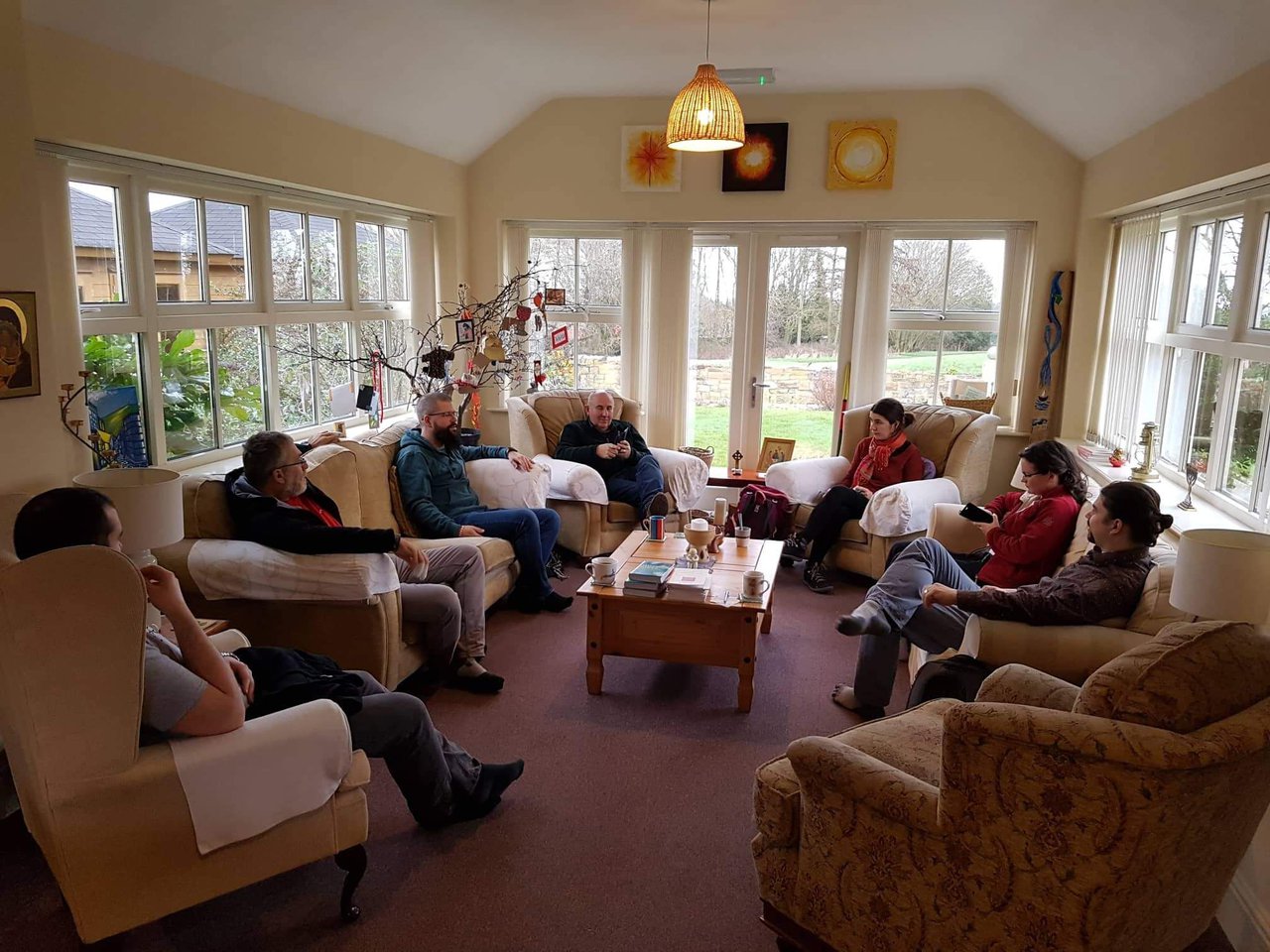 Beszélgetés a nappaliban a Northumbria közösség egyik alapítójával, Roy-jal