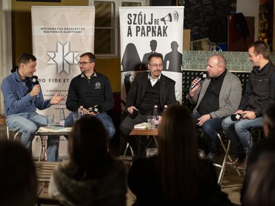 Litkai Gergely és Gáncs Tamás párbeszéde. Szólj be a papnak beszélgetés február 6. Klímahiszti-e teremtésvédelem? Litkai Gergely, Nevelős Gábor, Kocsis Áron, Gáncs Tamás, Zila Gábor. Fotó: Hurta Hajnalka