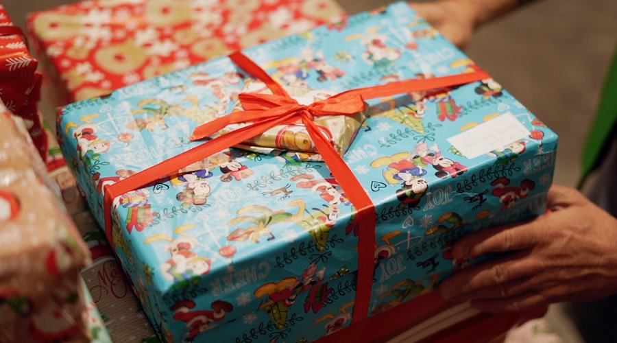 20251128_EZISREF_karacsonyi adomanyok_fekvo_borito_logo_nelkul