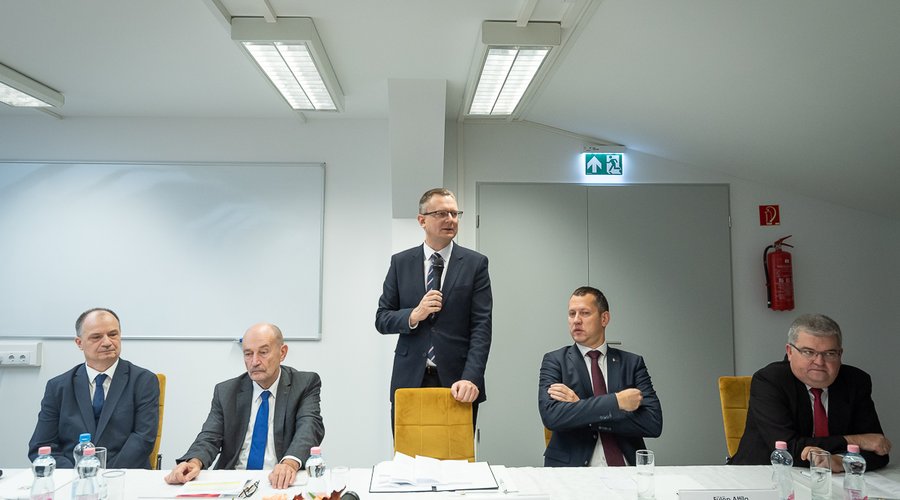 Balla Péter rektorhelyettes, Mészáros József KRE GESZK dékán, Rétvári Bence államtitkár, Fülöp Attila államtitkár, Czibere Károly. 30 éves a Szociális törvény, 30 éves a Károli konferencia 2023 november 22. Fotó: Linszky Franciska