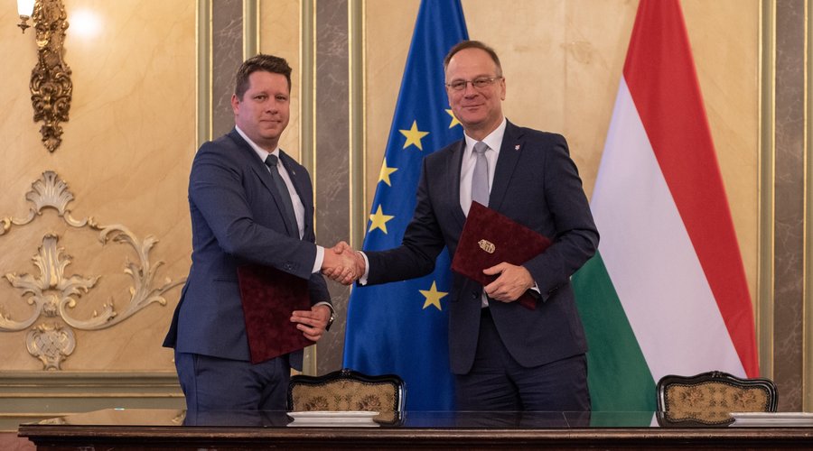 Juhász Márton és Navracsics Tibor, az MRSZ és a Területfejlesztési Minisztérium együttműködési megállapodásának aláírásán - Fotó: Területfejlesztési Minisztérium