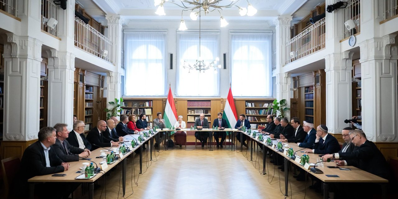 A társadalmi kapcsolatokért és kultúráért felelős valamint az oktatási miniszterrel találkoztak egyházvezetők 2026. június 18. Forrás: Facebook/Tarr Zoltán