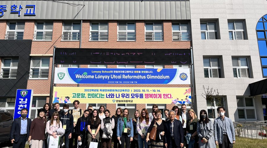 A Lónyay-gimnázium diákjai és tanárai a dél-korei Gimcheonban (f. Lónyai-gimnázium)