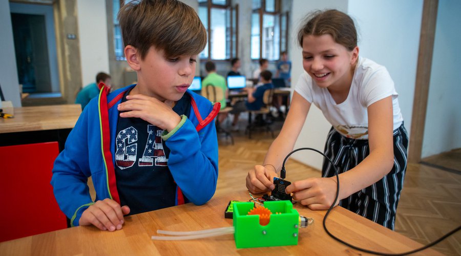 Alkotópedagógiai foglalkozás a Maker's Red Box-szal 05.jpg