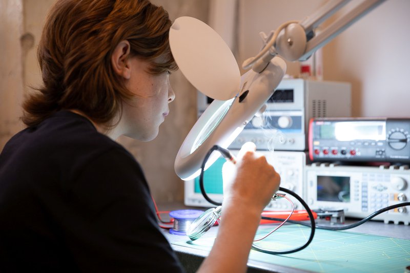 Alkotópedagógiai foglalkozás a Maker's Red Box-szal
