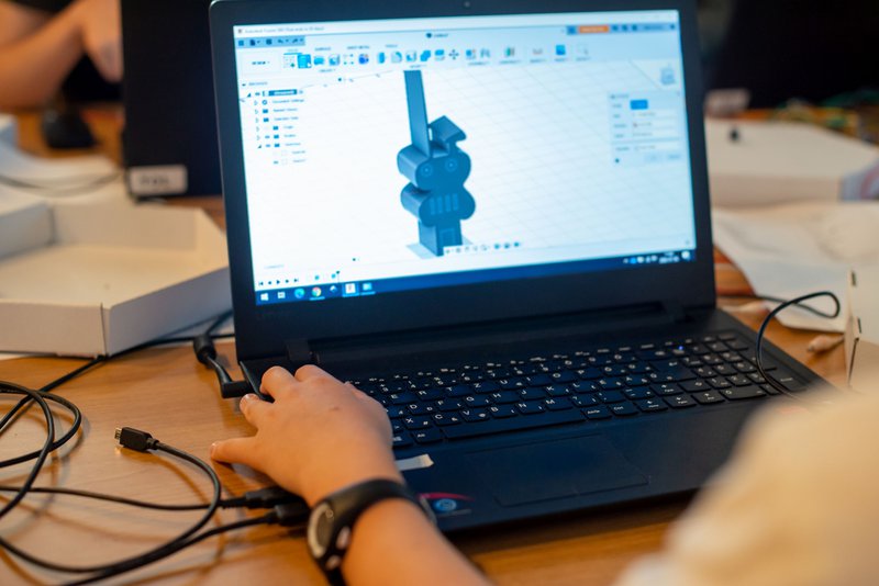 Alkotópedagógiai foglalkozás a Maker's Red Box-szal