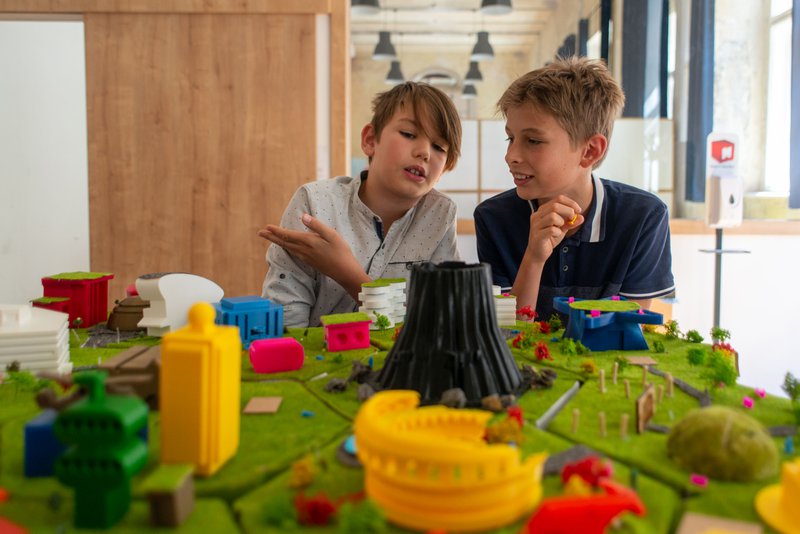 Alkotópedagógiai foglalkozás a Maker's Red Box-szal