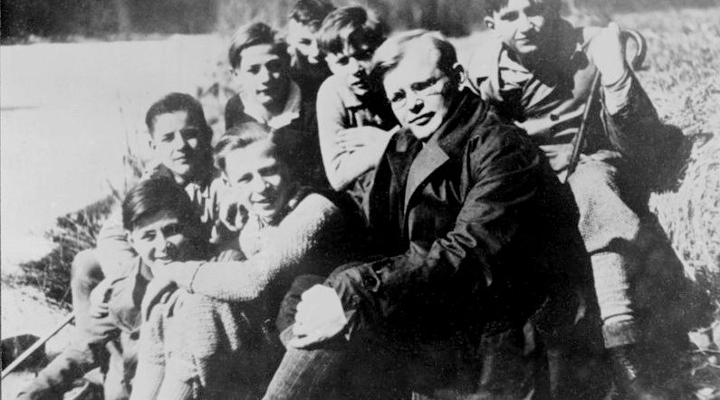 Bundesarchiv_Bild__Dietrich_Bonhoeffer_mit_Schülern
