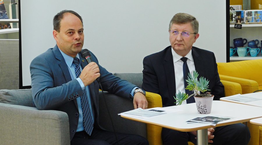 Hadházi Tamás, a Debreceni Református Egyházmegye esperese és Fekete Károly tiszántúli püspök bejelentik a Debreceni Református Napokat 2023 május - Fotó: TTRE