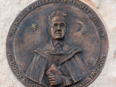 Dobos Károly emléktábla Nagykovácsiban, az új református templom szomszédságában. Fotó Füle Tamás
