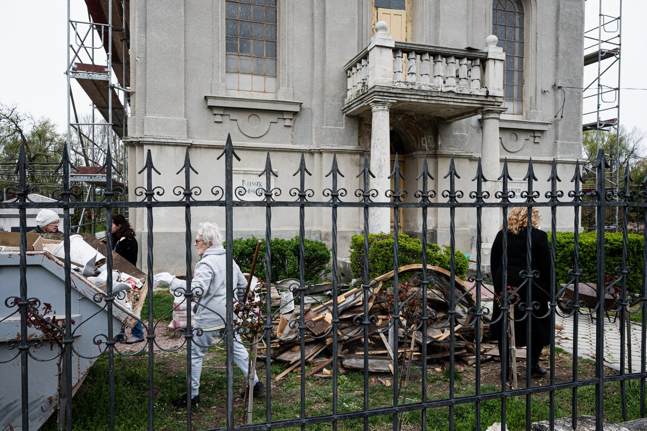 Dunaalmás, templomfelújítás 2026. április, dolgozó gyülekezet (f.Magyaródi Milán)