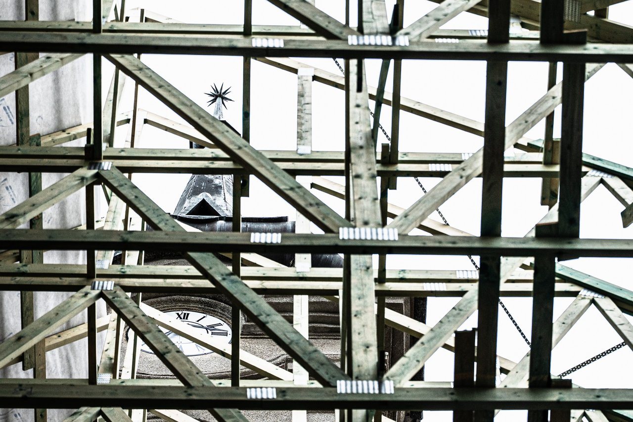 Dunaalmás, templomfelújítás 2026. április, gerendák (f.Magyaródi Milán)