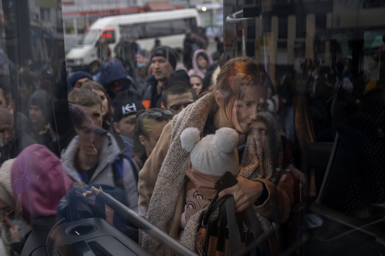 Február 24. Gyermekét tartó nő felszáll egy buszra Kijevben, hogy elhagyja a várost..jpg