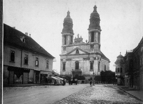 Fő utca a Fő téren álló Nagytemplommal.jpg