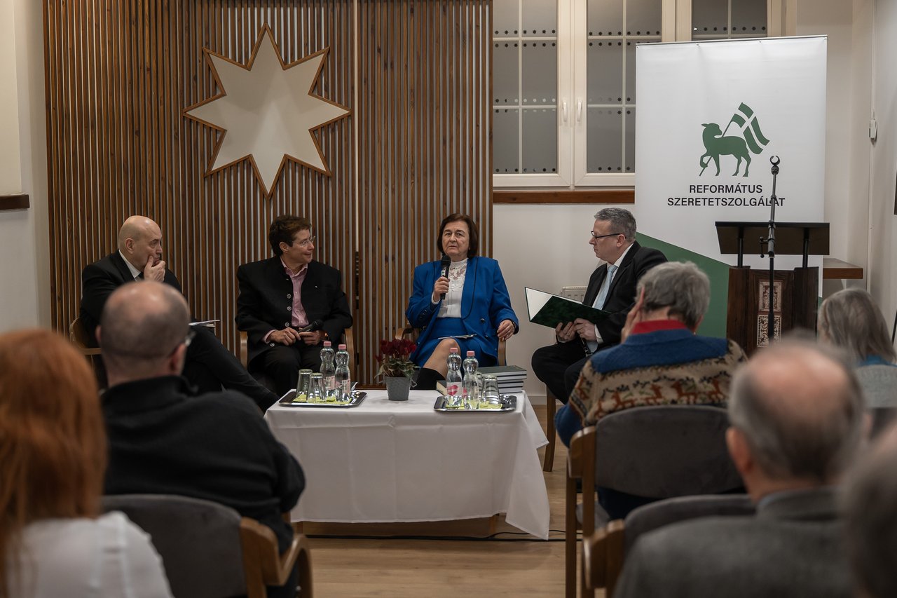 Gyökössy könyvbemutató 2026.02.17. Steinbach József, Nagy Alexandra és Karsay Eszter és Birinyi Márk (f.Sebestyén László)