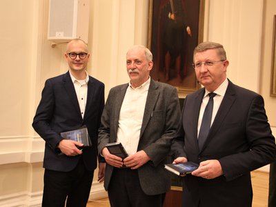 Menekülők könyvbemutató - Galsi Ápád, Győri L. János (szerző), Fekete Károly püspök Fotó: Szirák Sára