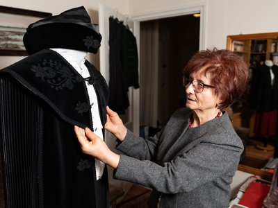 Kiss Árpádné Katalin palástkészítő borítókép 2025 január (f.Zelenka Attila)