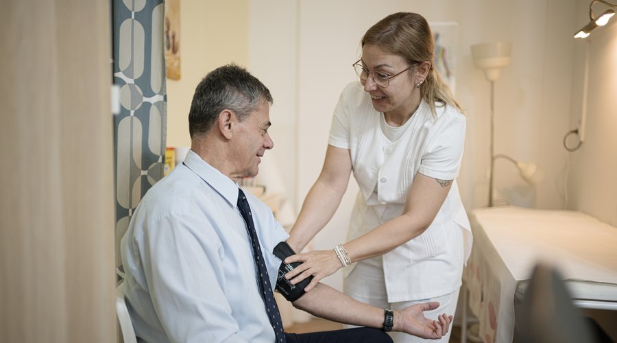 Lelkészek egészségügyi szűrése, Bencze János vizsgálat közben (f.Magyadi Milán)