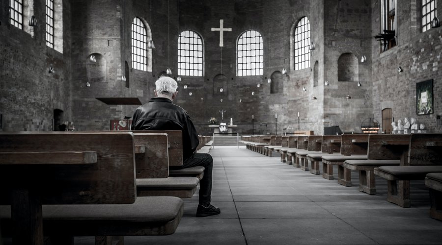 Egyedül a templomban Fotó: Unsplash/Stefan Kunze
