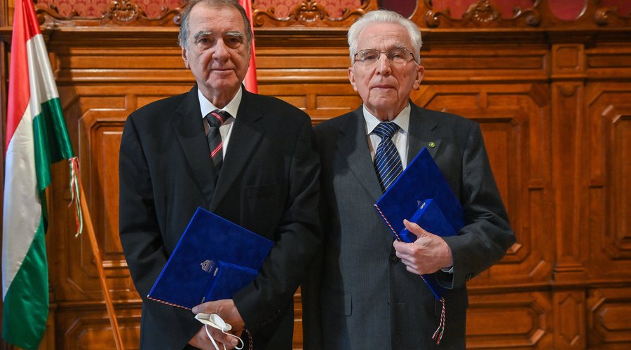 Imre László Széchenyi-díjas egyetemi tanár (b) és Reuss András, az Evangélikus Hittudományi Egyetem nyugalmazott rektora, miután átvették a Károli Gáspár-díjat a budapesti Károlyi-Csekonics Palota dísztermében 2022. január 25-én. MTI/Illyés Tibor