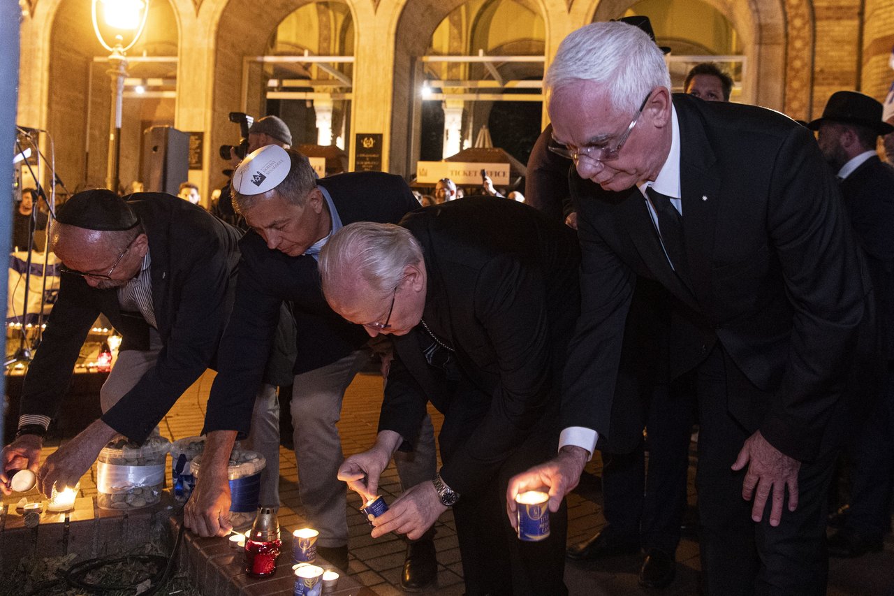 Niedermüller Péter erzsébetvárosi polgármester, Erdő Péter bíboros, esztergom-budapesti érsek, Balog Zoltán . Szolidaritási istentisztelet a Dohány utcai zsinagógában a Hamász által megtámadott Izraelért 2023. 10.11. Fotó: MTI/Szigetváry Zsolt