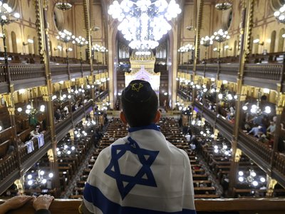 Szolidaritási istentisztelet a Dohány utcai zsinagógában a Hamász által megtámadott Izraelért 2023. 10.11. Fotó: MTI/Szigetváry Zsolt
