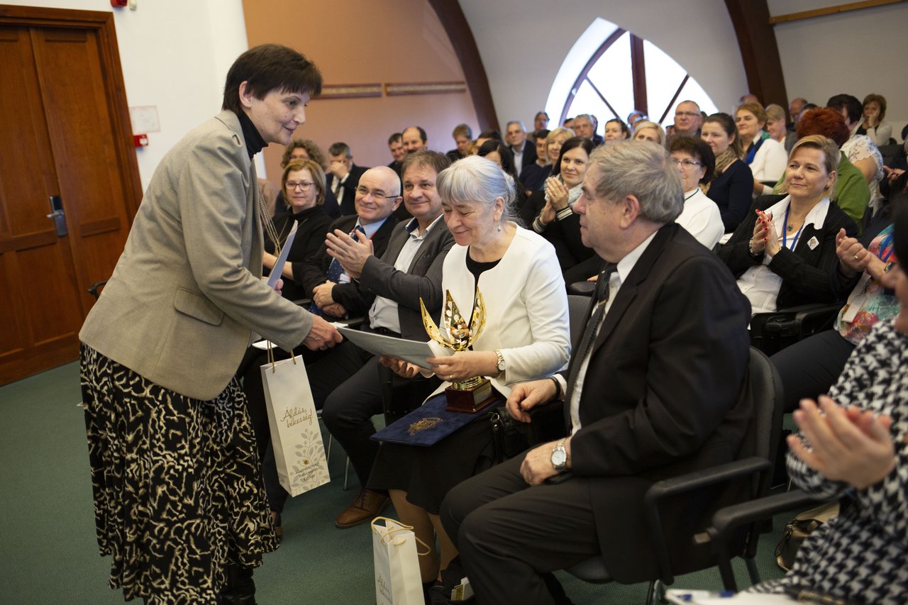 Molnár Miklós lánya, Molnár Judit gratulál az egyik díjazottnak_hurta_hajnalka