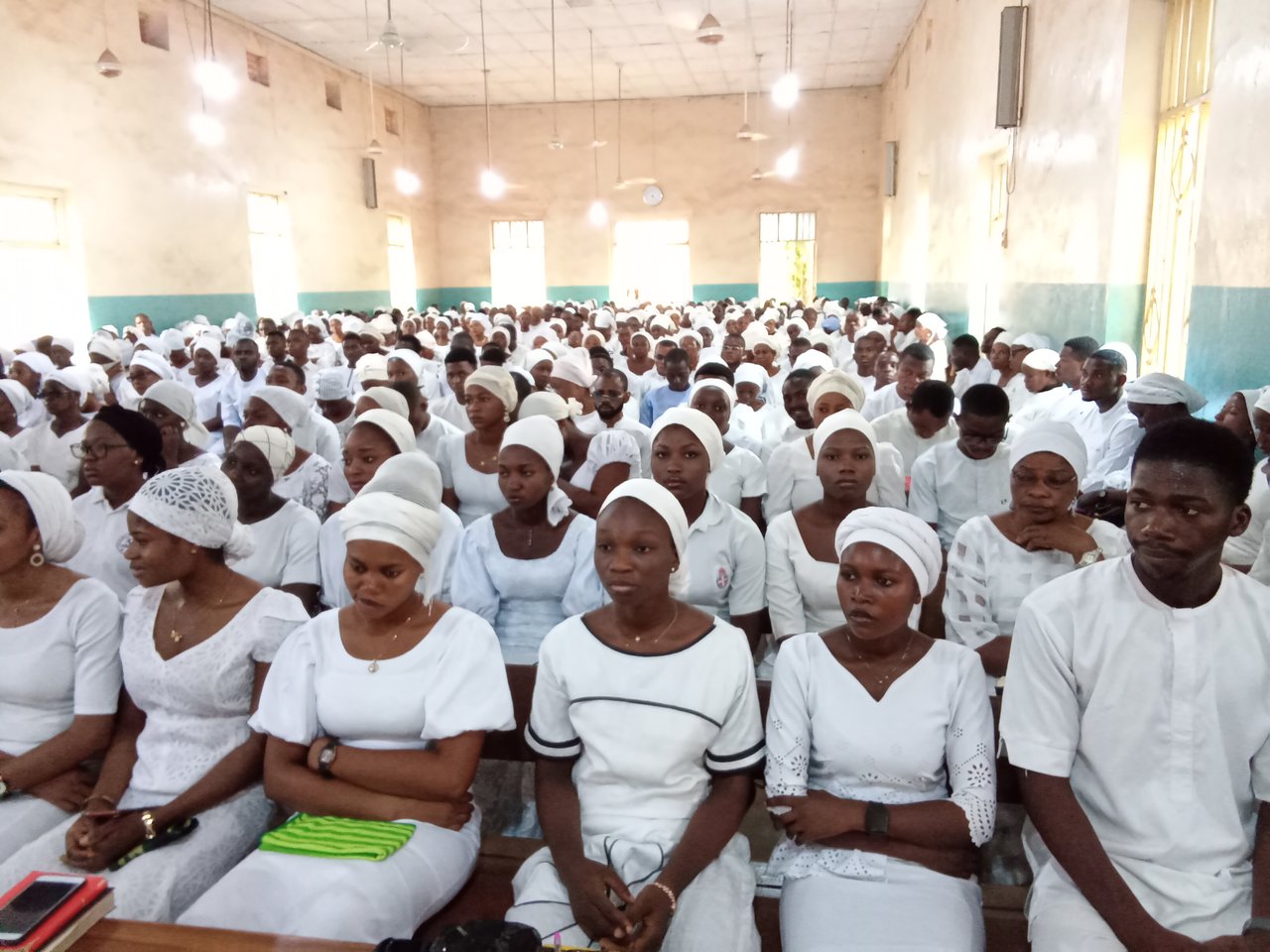 Nigériai misszió, Farkas Edina, Úrvacsorás istentisztelet, ami negyedévente egyszer van. Csak ilyenkor keresztelnek és ilyenkor mindenki fehér ünneplőbe öltözik. (f.Farkas Edina)