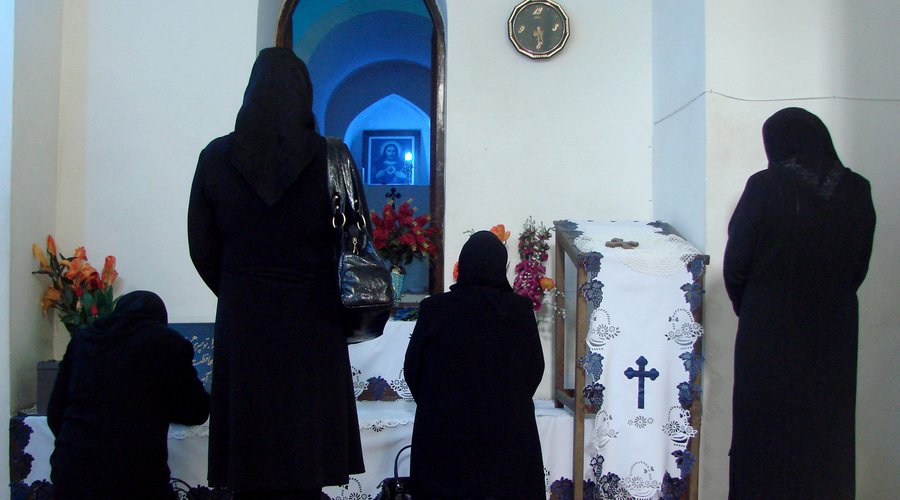 Asszír keresztyének imádkpznak Urmiában, Iránban - Forrás: Wikipedia