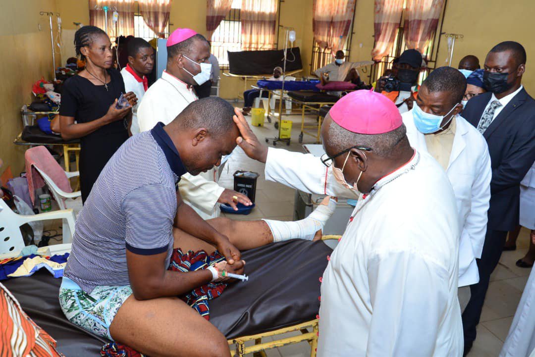 Püspökök látogatják meg a támadás sérültjeit a kórházban Forrás Catholic Diocese of Ondo.jpg