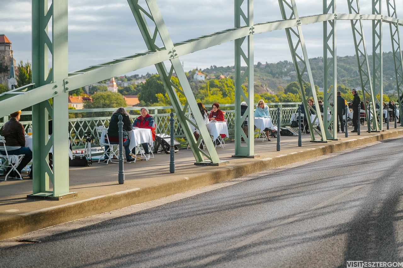 Reggeli a hídon beszélgetők 1. 2025 (f.Visit Esztergom)