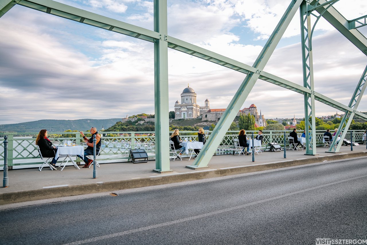 Reggeli a hídon beszélgetők 3. 2025 (f.Visit Esztergom)