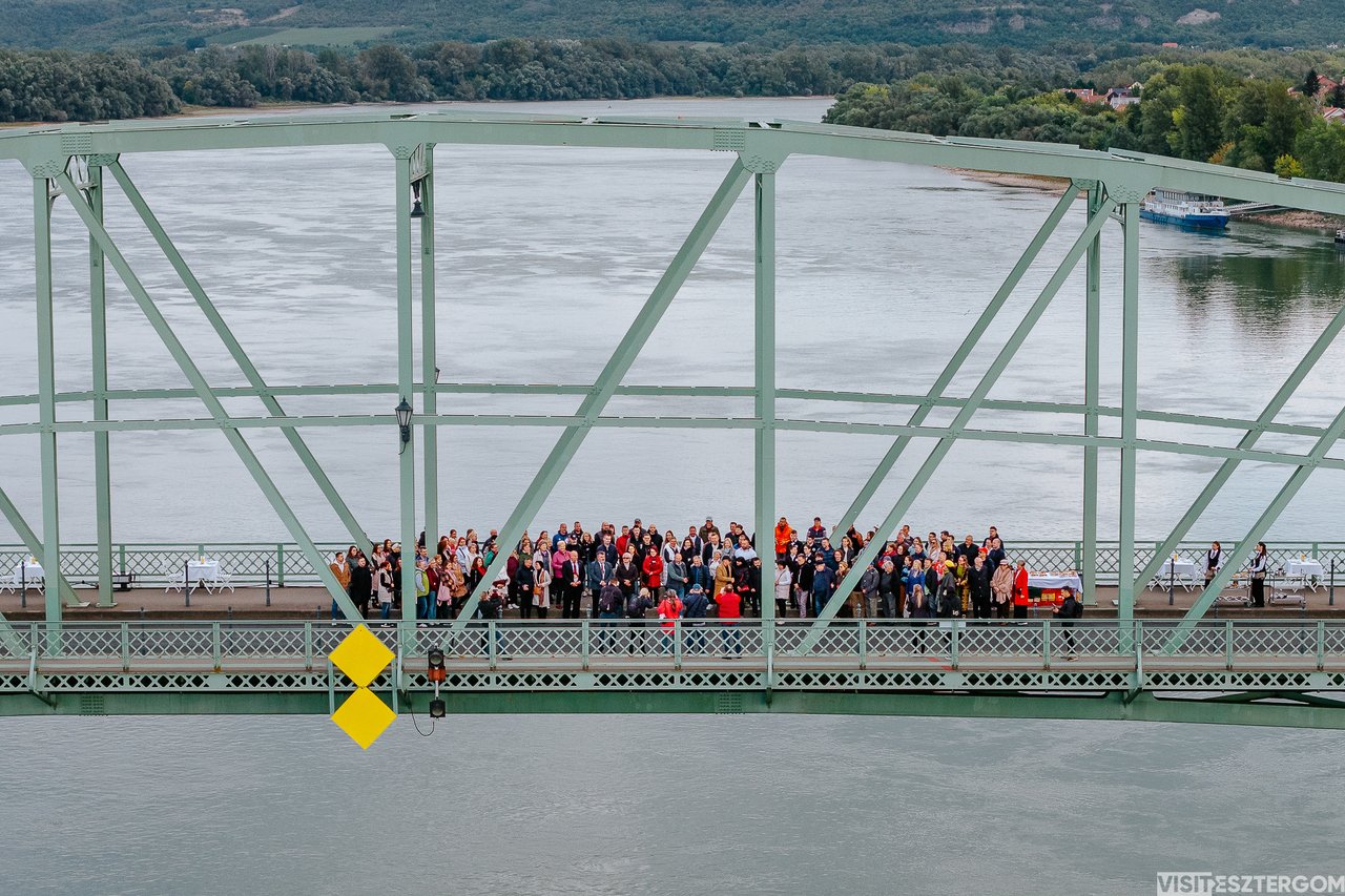 Reggeli a hídon csoportkép 2025 (f.Visit Esztergom)