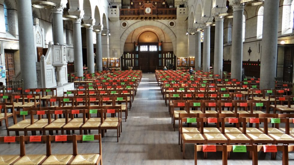 Social_distance_signs_in_a_church_in_Paris_3-1-980x551.jpg