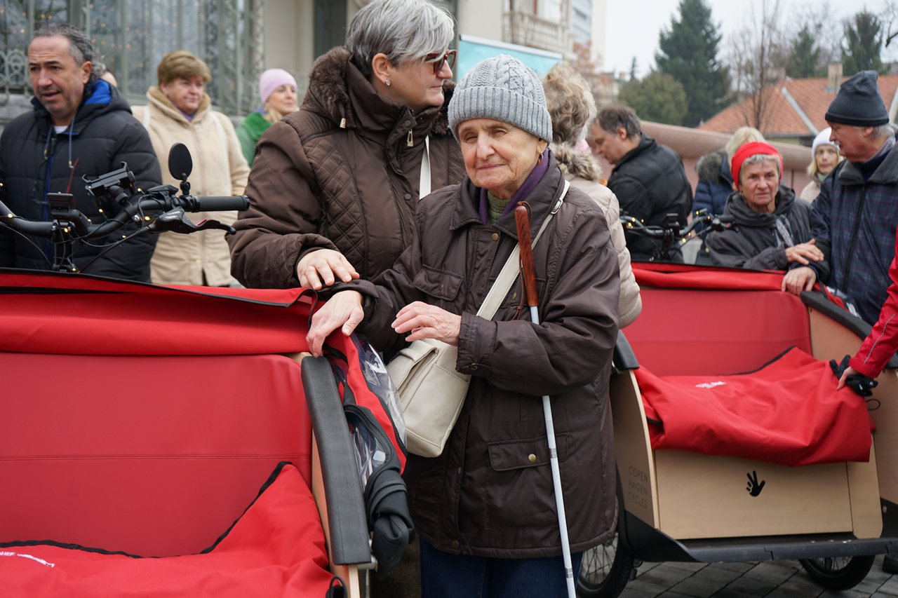 Vakmisszió karácsony 2025  idős hölgy (f.Magyar Református Szeretetszolgálat)