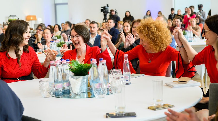 Visz a vérem borítókép, Richter Anna díjátadó (f.Sebestyén László)