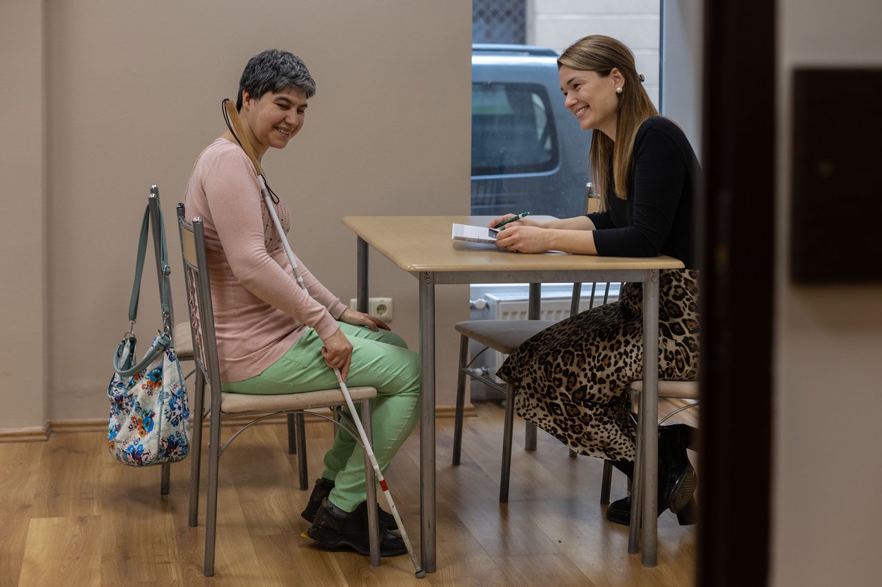 Vivien és a látárrérült nő egy asztalnál