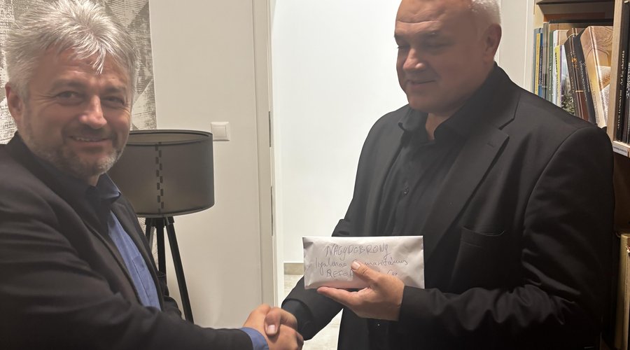 Hella Ferenc átadja Zán Fábián Sándornak a nagydobronyi gyermekotthonnak gyűjtött adományokat -Forrás: Somogyi Református Egyházmegye