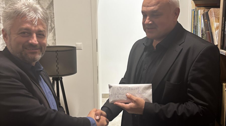 Hella Ferenc átadja Zán Fábián Sándornak a nagydobronyi gyermekotthonnak gyűjtött adományokat -Forrás: Somogyi Református Egyházmegye