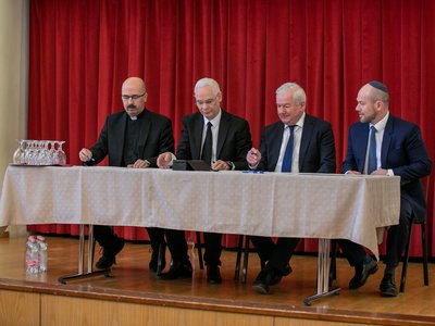 Kondor Péter, Balog Zoltán, Kiss-Rigó László és Róna Tamás aláírják a nyilatkozatot - Szentírási konferencia, Kecskemét 2022.03.22. Forrás: Magyarhoni Zsidó Imaegylet