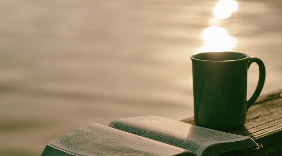 Nyár, biblia, szabadság, pihenés unsplash/ Aaron Burden