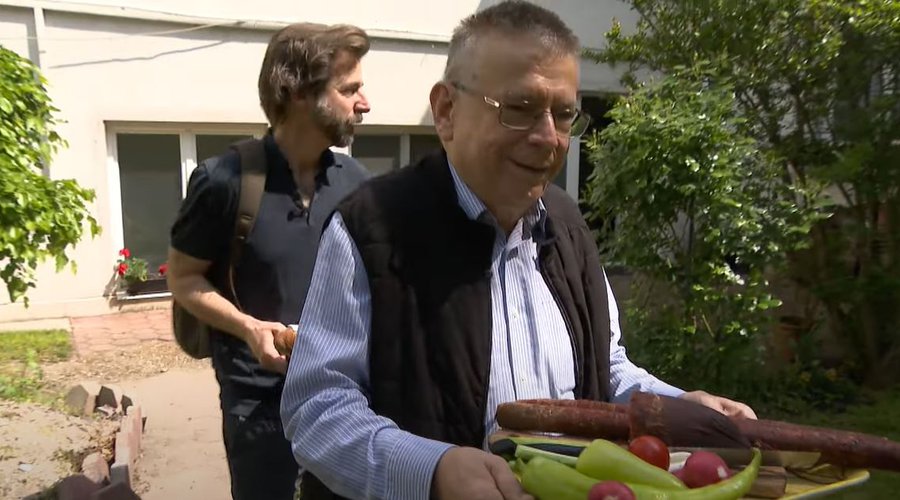 Berkesi Gábor a Bizony, Isten! videójában - Forrás: Youtube