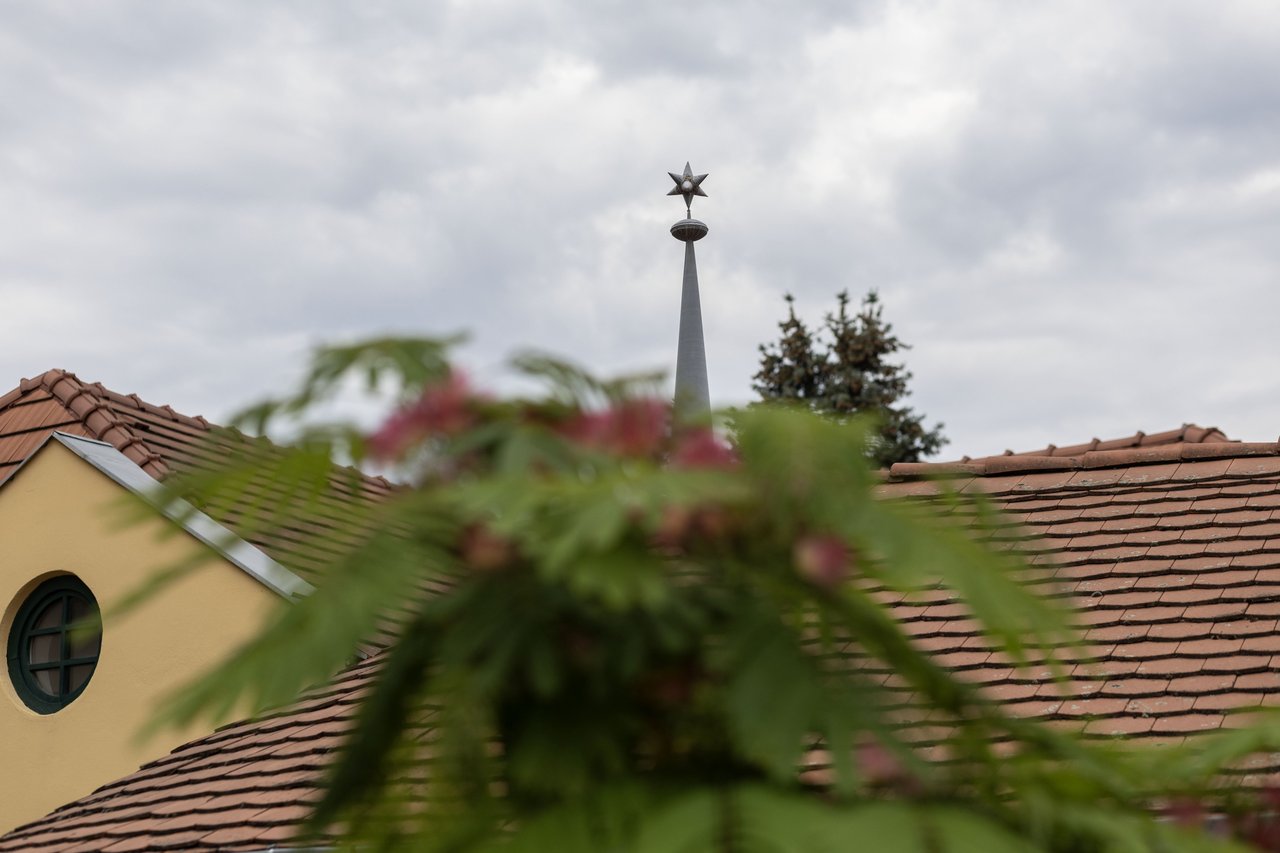 Csillag a házak felett - A szentendrei református templom 2023 - Fotó: Hurta Hajnalka