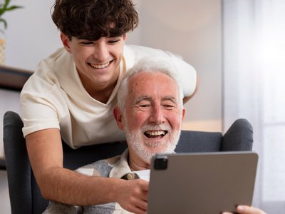 Idős_fiatal_férfi_iPad