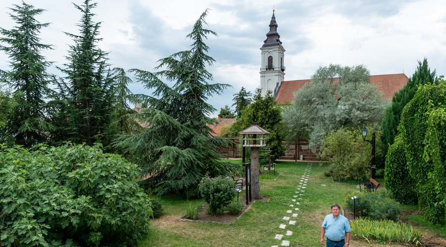 Sáropataki Református Kollégium, bibliai kert, Egresi Gábor múzeumigazgató, lelkész, Zelenka Attila fotója