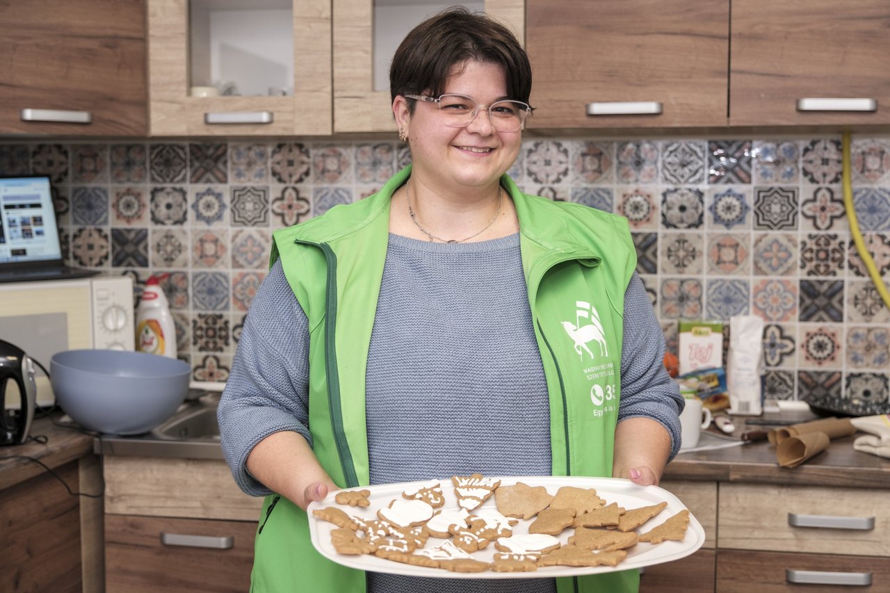 Kelemenné Cziczás Anita. Újléta Jelenlét Pont, mézeskalács sütés részorulóknak 2025 december - Fotó: Zelenka Attila